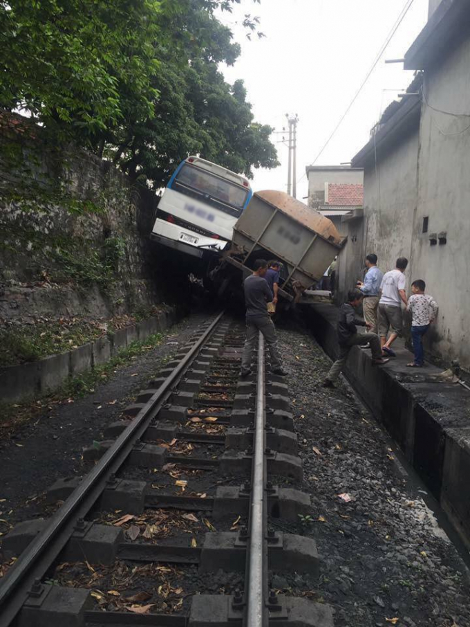 Xe chở công nhân tranh đường ray với tàu hỏa