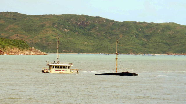 Bơm nước cứu 1 tàu hàng chìm trong vịnh Quy Nhơn