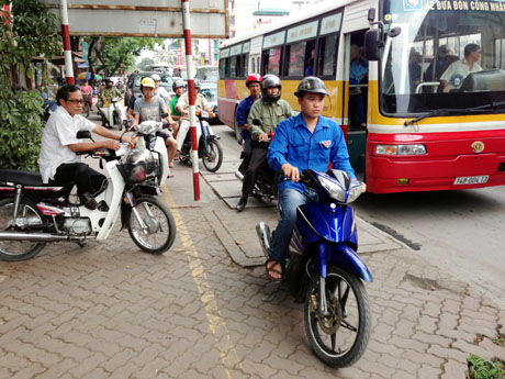 Mức phạt vi phạm giao thông đi xe máy lên v
