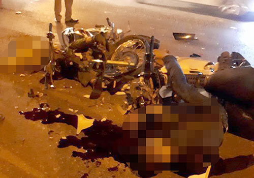 Hai người tử vong, xe máy nát vụn sau cú đâm đối đ