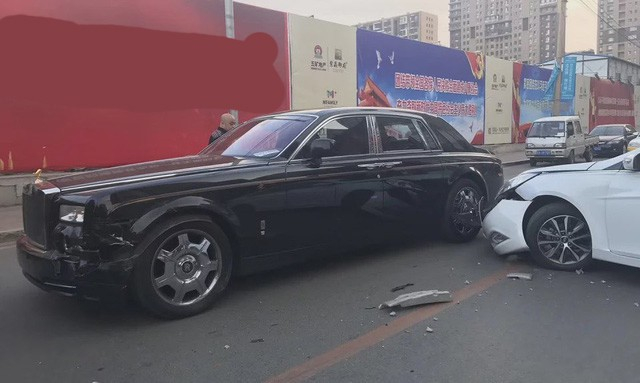 Bị đâm vỡ đầu xe, chủ Rolls-Royce