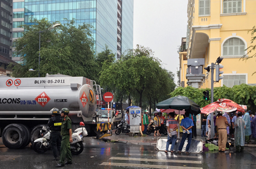 Xe bồn chở xăng tông 2 nữ sinh ở trung tâm Sài Gòn