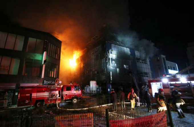 Hỏa hoạn kinh hoàng thiêu rụi nhà xe, 29 người thi