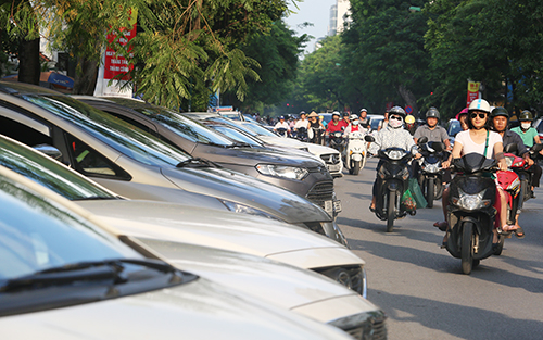 2 Nhiều tài xế ôtô ở Hà Nội bất ngờ vì giá trông g