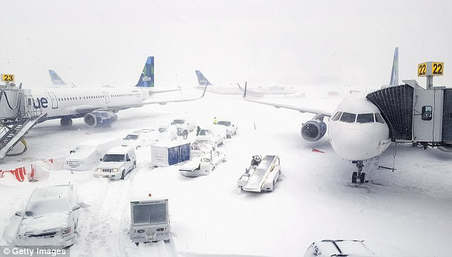 Sân bay phủ tuyết trắng, hơn 4,000 chuyến bay bị h