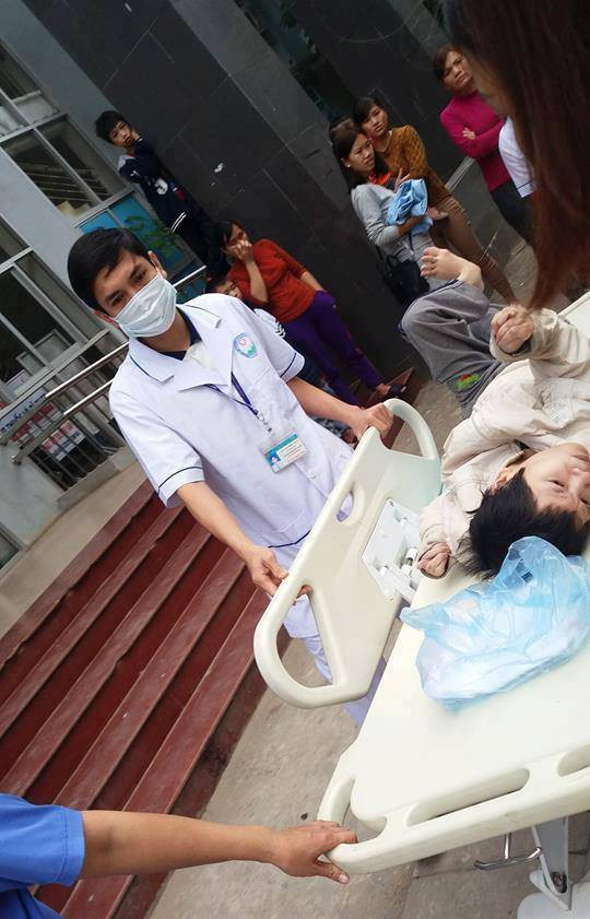 Người mẹ bại liệt kiên cường sinh con trên taxi kh