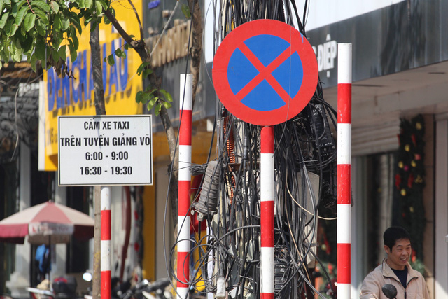 Gỡ biển báo 'cấm taxi' trên phố Hà Nội vì... chưa 