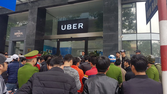 Hà Nội muốn Uber và Grab công bố giá trần, giá sàn