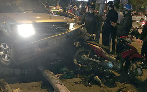 Ôtô 7 chỗ tông hàng loạt xe máy ở Hà Nội
