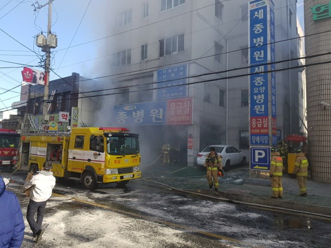 Cháy kinh hoàng bệnh viện, ít nhất 41 người thiệt 