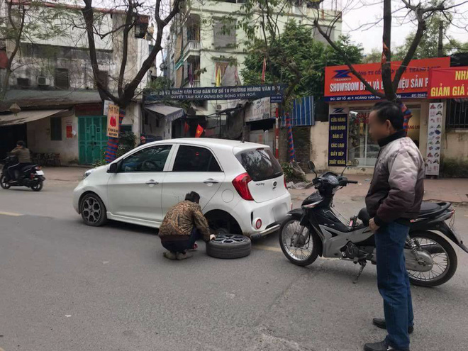 Xe ô tô đang đi thì một bánh đình công rụ