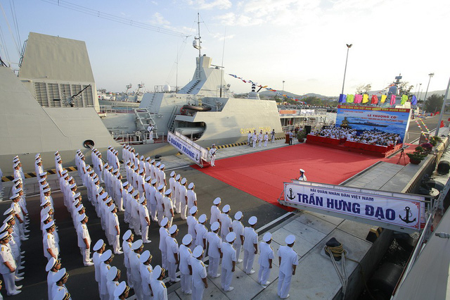 Thượng cờ 2 tàu hộ vệ tên lửa Trần Hưng Đạo và Qua