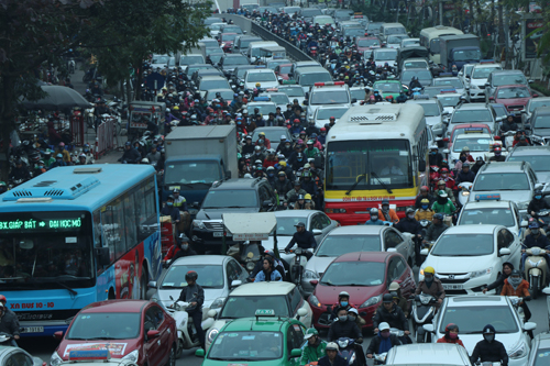 Nhiều tuyến phố Thủ đô tê liệt vì ùn tắc, xe buýt 