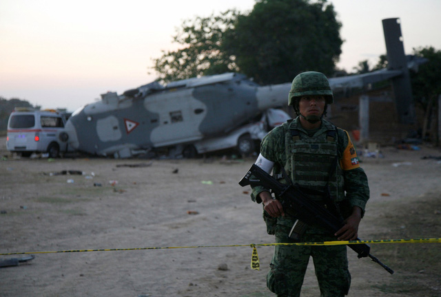 Trực thăng quan chức Mexico rơi trúng xe cu