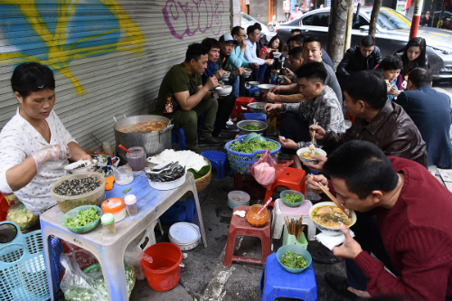 Hàng ăn vỉa hè Hà Nội tăng giá vẫn đôn