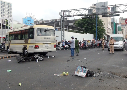 Ô tô khách tông hai xe máy ở Sài Gòn, 4 người bị t