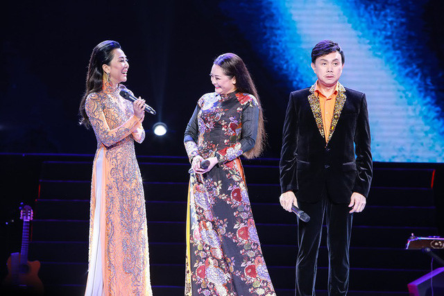 2 MC Nguyễn Cao Kỳ Duyên thích cầm lái mô tô phân 