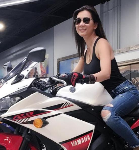 MC Nguyễn Cao Kỳ Duyên thích cầm lái mô tô phân kh