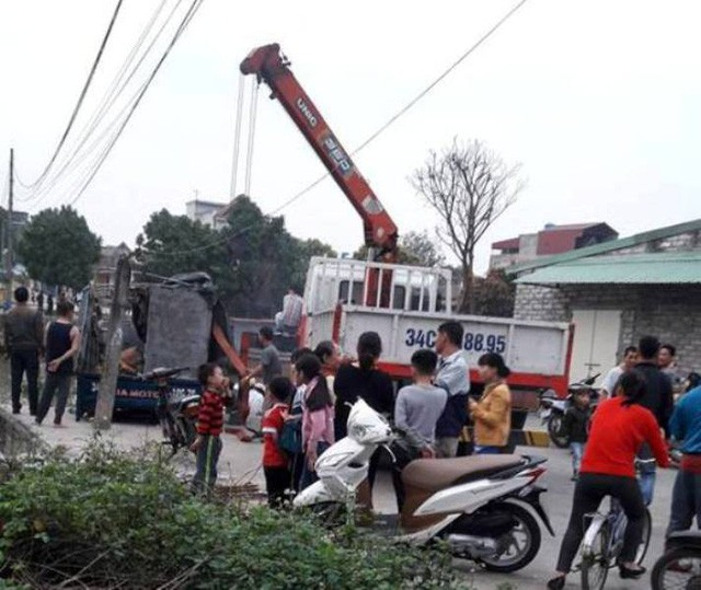 Giao hàng về, tài xế phát hiện xe chìm nghỉm dưới 