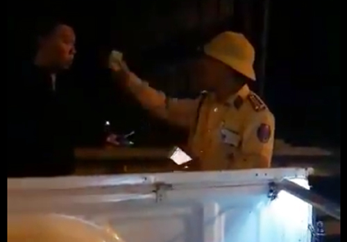 Trung tá cảnh sát bị chuyển công tác do chiếu đèn 