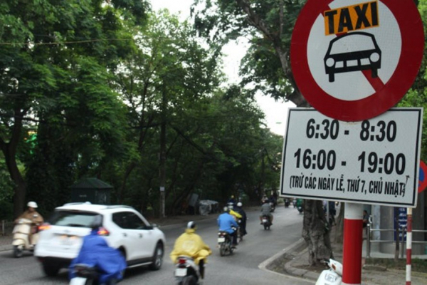 Không gỡ biển cấm taxi trên 11 tuyến phố Hà Nội