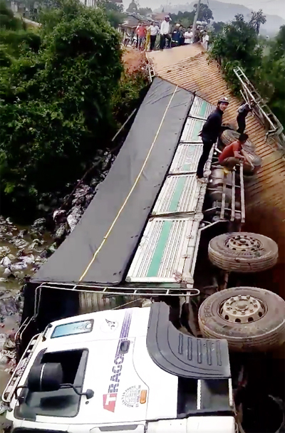 Ôtô tải 18 tấn gây sập cầu ở Lâm Đồng