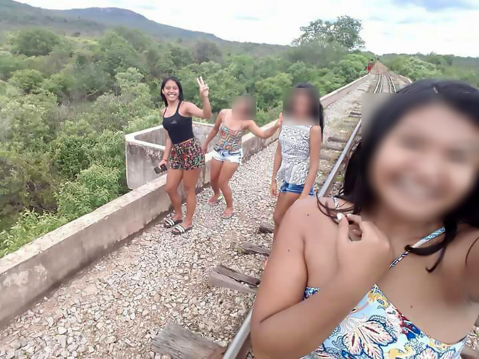 Chỉ vài giây sau khi selfie trên cầu, tai nạn ập x