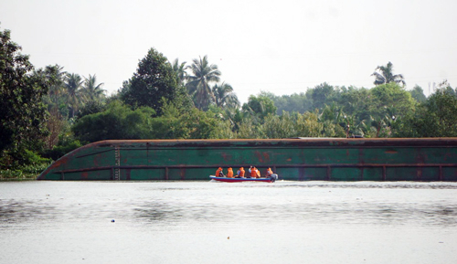 Sà lan lật úp trên sông Đồng Nai, 5 người trong gi