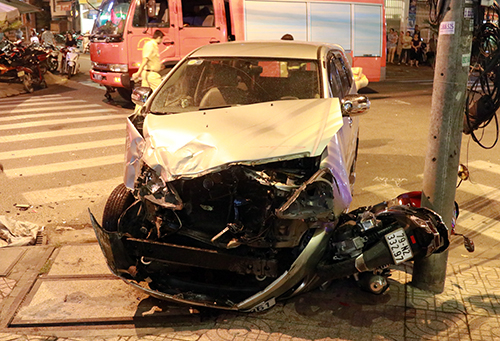 Ôtô tông xe cứu hỏa ở Nha Trang, 2 mẹ con bị hất x