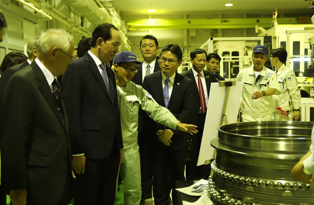 Chủ tịch nước thăm nhà máy sản xuất động cơ xe đua