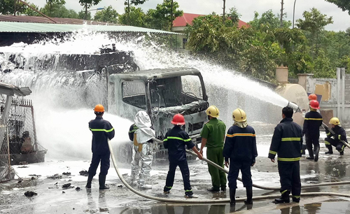 Xe bồn bốc cháy khi đang bơm nhiên liệu vào trạm x