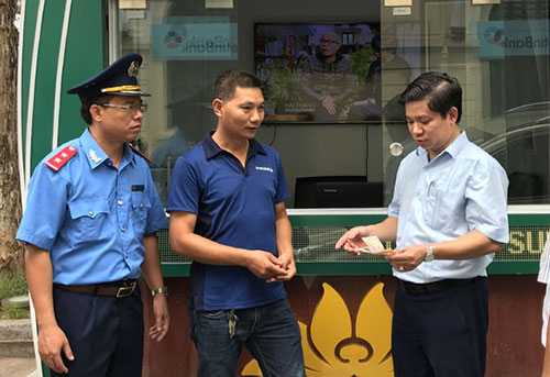 Khách nước ngoài bị taxi 'dù' ở Hà Nội tính cước đ