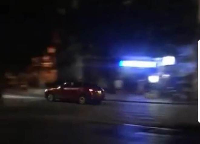 Náo loạn hồ Gươm sau đêm World Cup, tài xế Mazda 3
