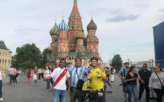 Fan bóng đá đạp xe 5.000km sang Nga để cổ vũ cho đ