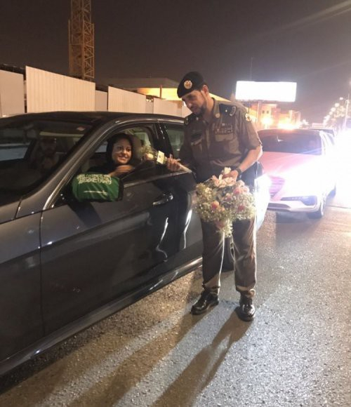 Cảnh sát đứng tặng hoa mừng ngày phụ nữ được phép 