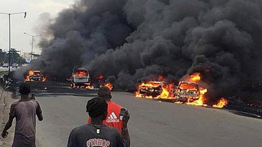 Xe chở dầu bắt lửa, 9 người chết thảm,53 xe bị thi