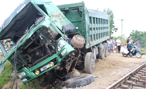 Xe tải chết máy trên đường sắt khiến tàu hỏa gặp n