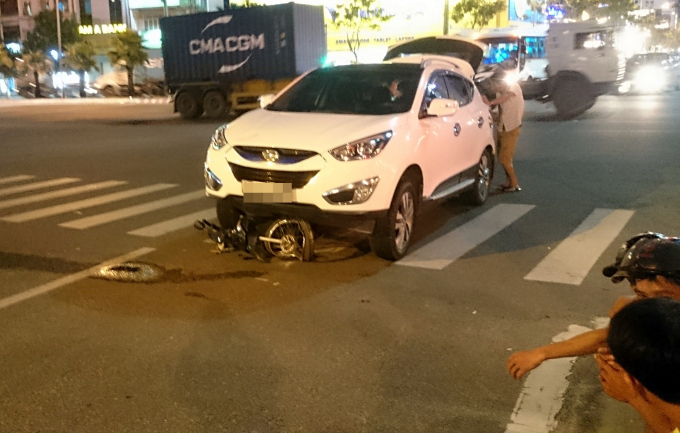 Xe máy nát bét dưới gầm ô tô, 2 thiếu nữ bị thương