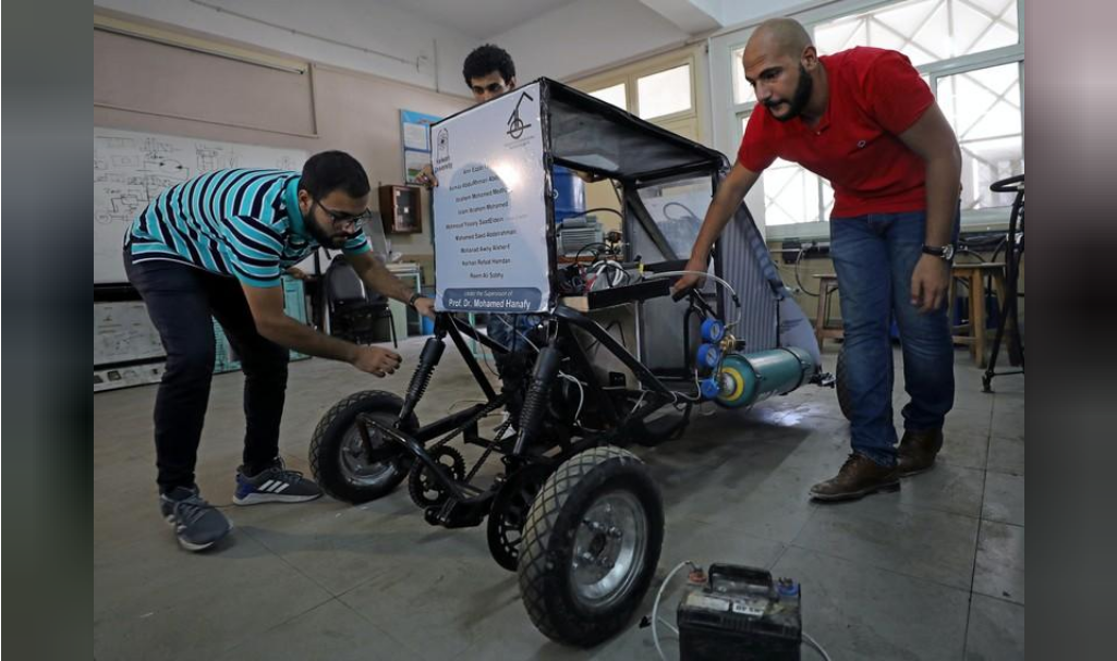 Chán xăng, nhóm sinh viên Ai Cập tự thiết kế xe ch