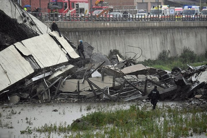 13 Sập cầu cao tốc ở Ý khiến gần 40 người thiệt mạ