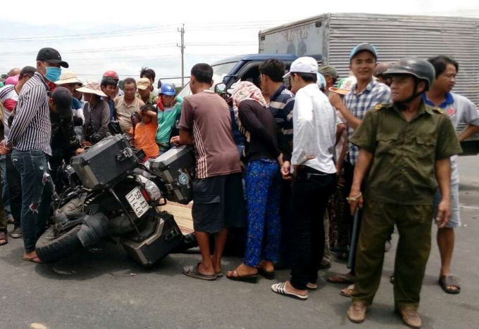 Xe phân khối lớn va chạm với ô tô tải, vợ chết, ch