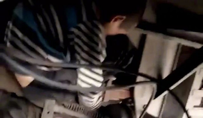 2 Cậu bé 9 tuổi bỏ nhà bằng cách trốn dưới gầm xe 