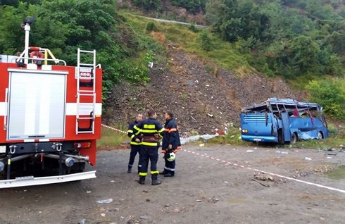 Xe buýt rơi xuống hẻm núi ở Bulgaria, 15 n