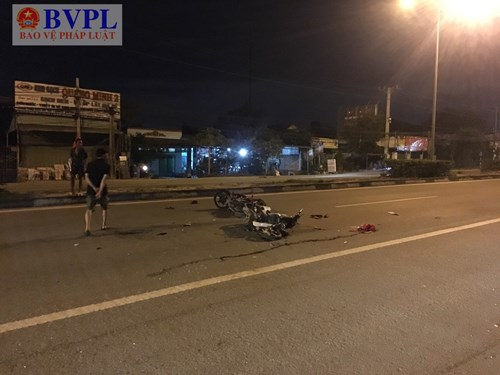 Hai xe máy tông nhau trong đêm, 2 người thương von