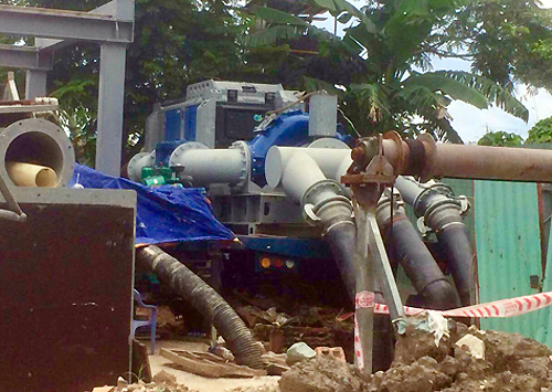 TP HCM đưa 3 máy bơm tạm chống ngập đường Nguyễn H