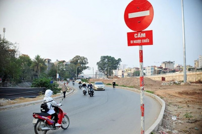 Đi xe máy vào đường cấm có bị tước giấy phép lái x