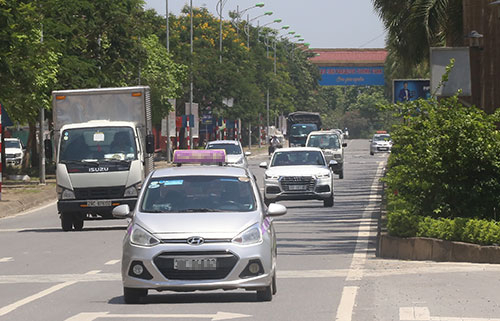 Hơn 140 ôtô ở Hà Nội bị tước phù hiệu do vi phạm t