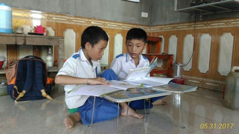 Cậu học sinh nghèo 5 năm làm đôi chân cho bạn đến trường mỗi ngày- Ảnh 2.