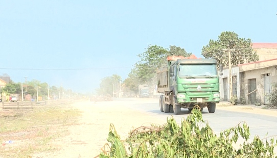 Đi qua đoạn đường đang thi công, một học sinh bị c