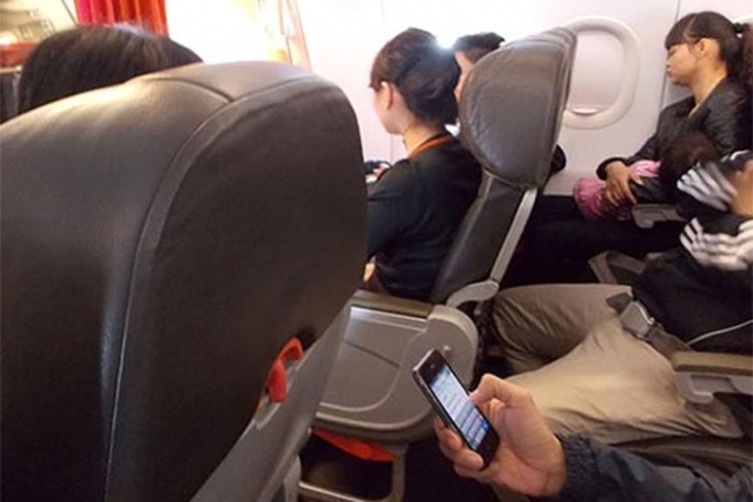 Siết chặt việc sử dụng điện thoại trên máy bay
